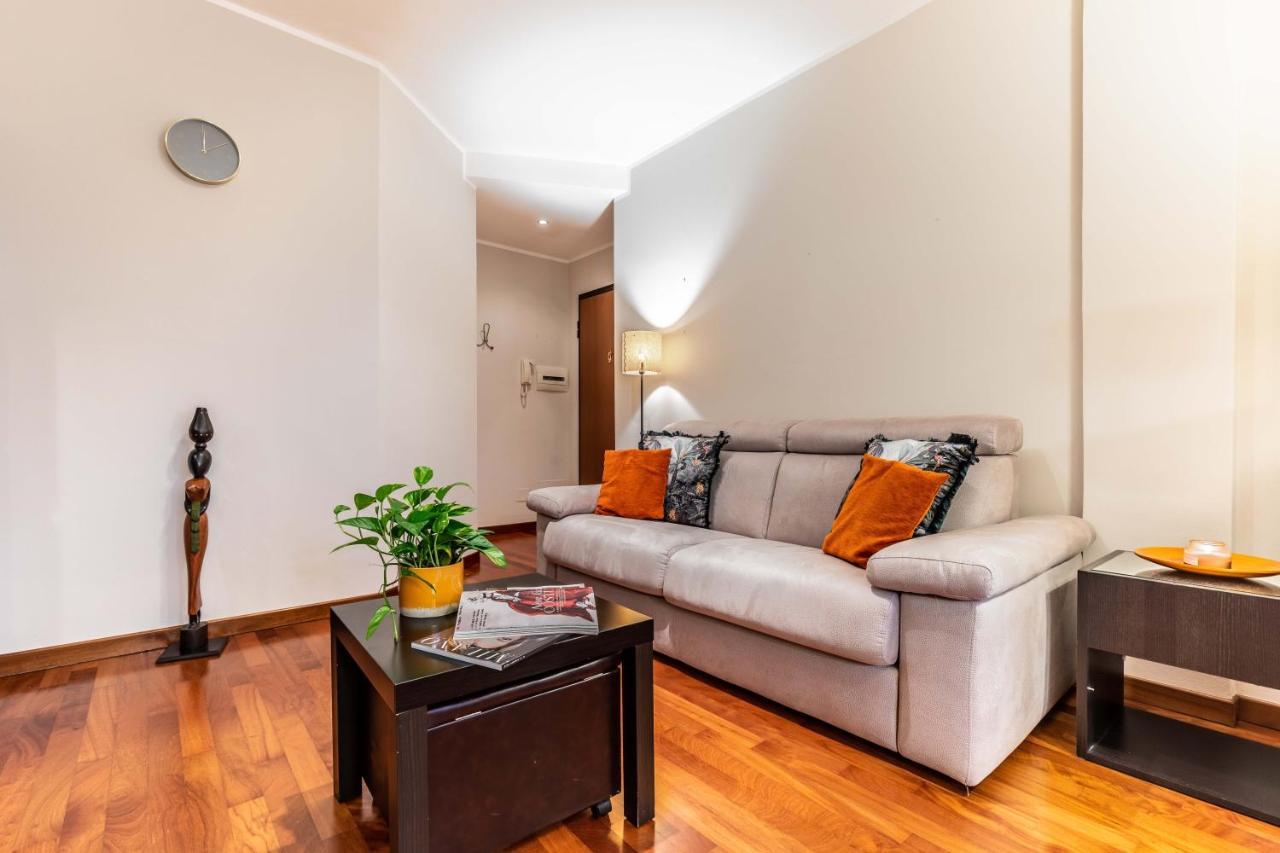 Prada House - Posto Auto Coperto Apartment Милано Екстериор снимка